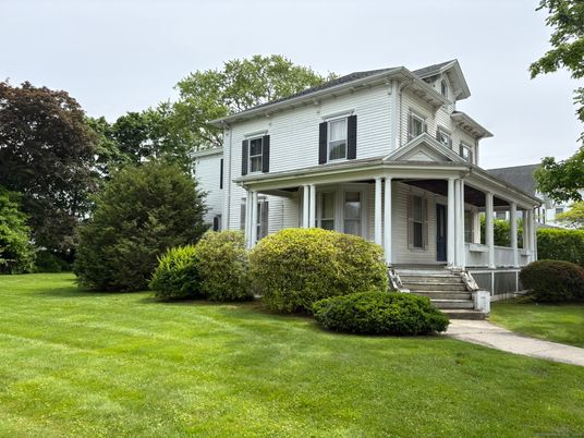 Exterior, Facade, American Foursquare