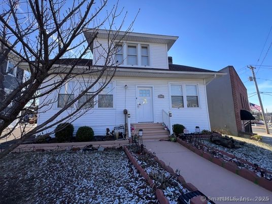 Exterior, Facade, American Foursquare