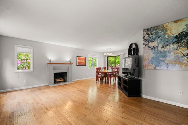 Chandelier, Dining room, Fireplace, Interior, Wood Texture Flooring