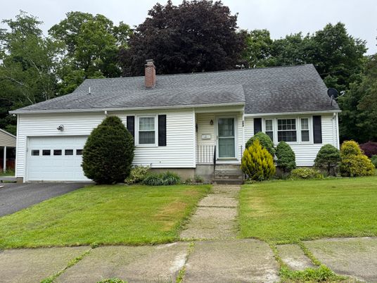 Attached, Exterior, Facade, Cape Cod