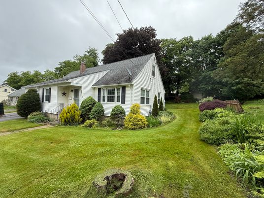 Backyard, Exterior, Facade, Cape Cod