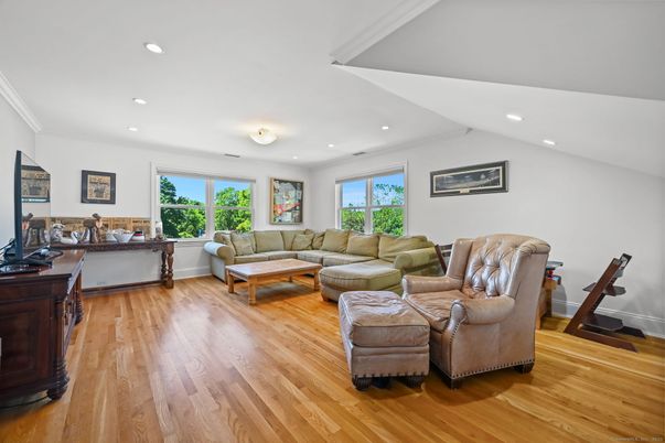 Fitness Equipment, Interior, Living room, Recessed Lighting, Wood Texture Flooring