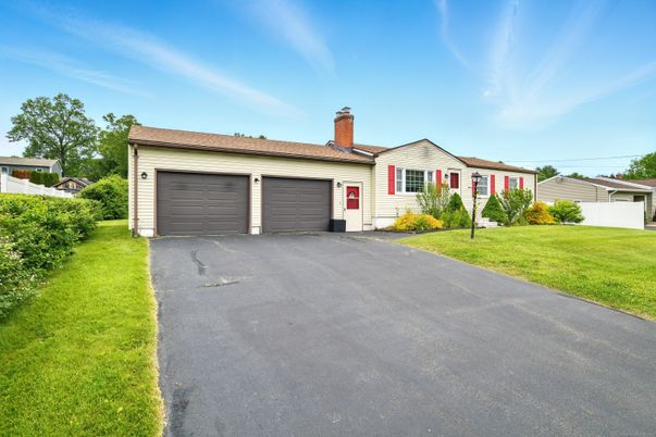 Attached, Exterior, Facade, Cape Cod