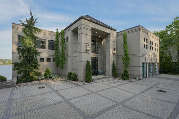 Exterior, Facade, Modern