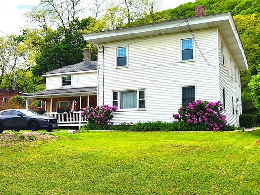 Backyard, Exterior, Facade, American Foursquare