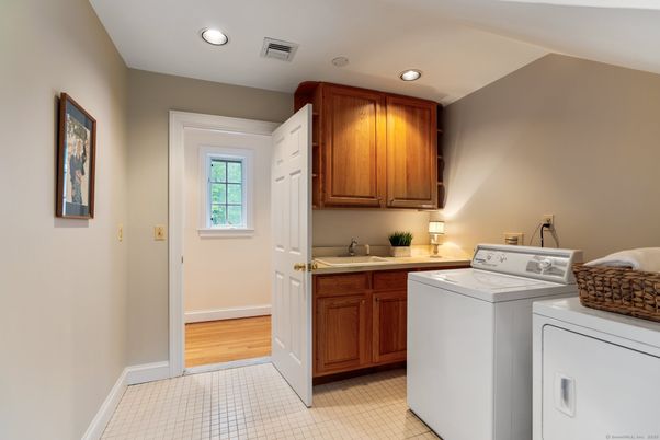 Interior, Recessed Lighting, Washer, Wood Texture Flooring