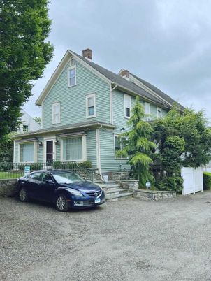 Attached, Exterior, Facade, Queen Anne Victorian
