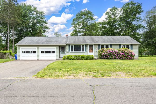Attached, Exterior, Facade, Cape Cod