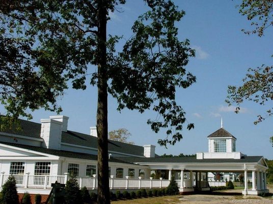 Exterior, Facade, Ranch