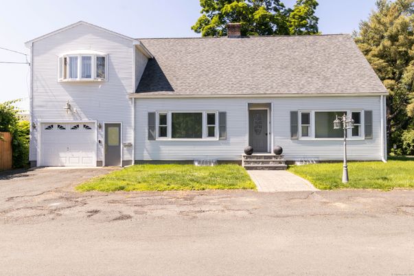 Attached, Exterior, Facade, Cape Cod