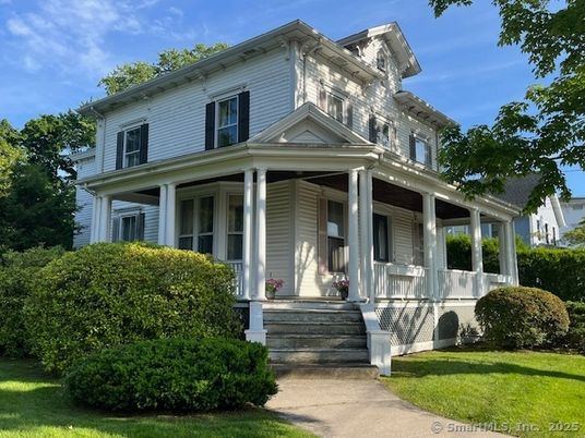 Exterior, Facade, American Foursquare