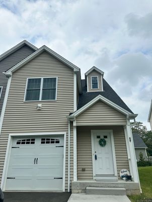 Attached, Exterior, Facade, American Craftsman