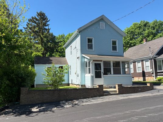 Exterior, Facade, Queen Anne Victorian