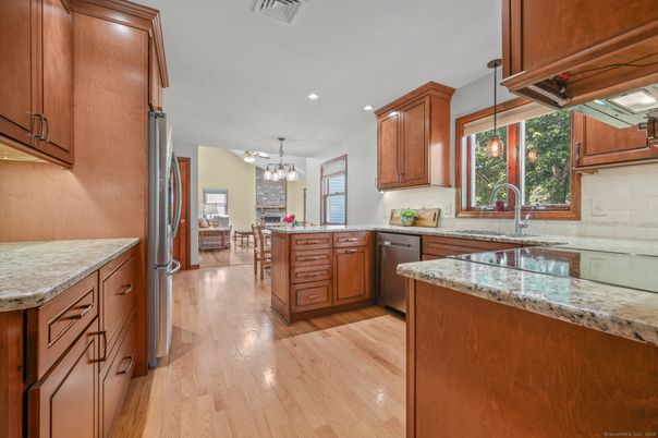 Chandelier, Dining room, Interior, Kitchen, Pendant Lights, Recessed Lighting, Wood Texture Flooring