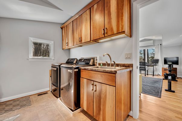 Interior, Recessed Lighting, Washer, Wood Texture Flooring