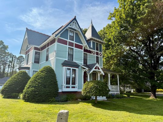 Backyard, Exterior, Facade, Queen Anne Victorian