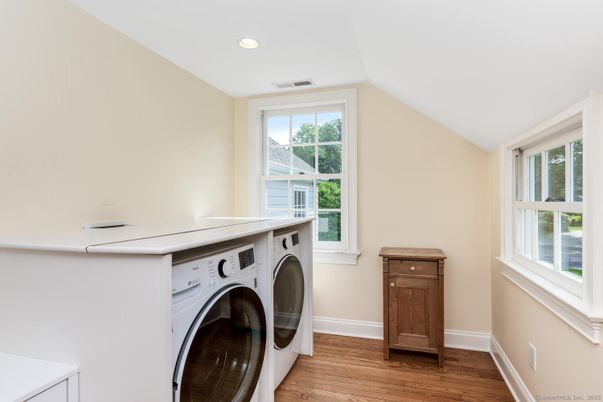 Interior, Recessed Lighting, Washer, Wood Texture Flooring
