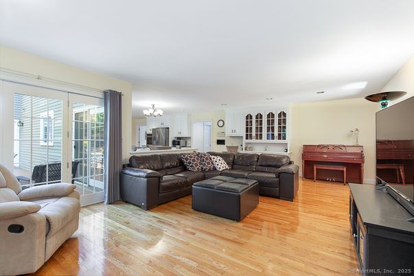 Chandelier, Interior, Kitchen, Living room, Piano, Recessed Lighting, Wood Texture Flooring