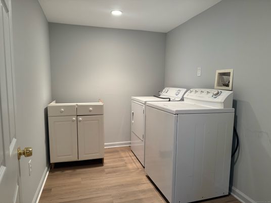 Interior, Recessed Lighting, Washer, Wood Texture Flooring