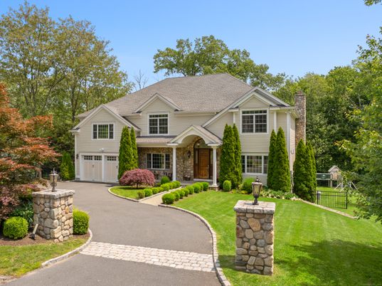 Attached, Exterior, Facade, Farmhouse