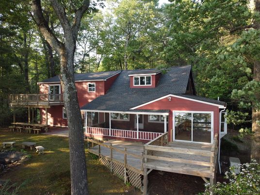 Exterior, Facade, Log Home