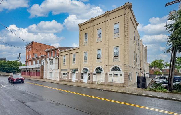 Exterior, Facade, Rowhouse