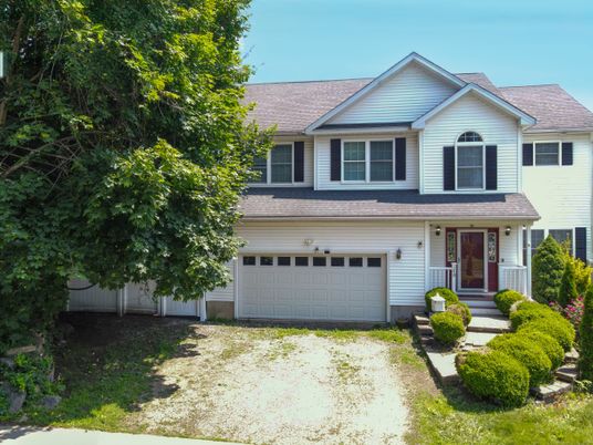 Attached, Exterior, Facade, Farmhouse