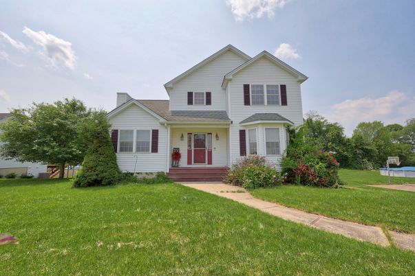 Exterior, Facade, Farmhouse