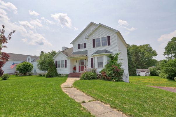 Exterior, Facade, Farmhouse