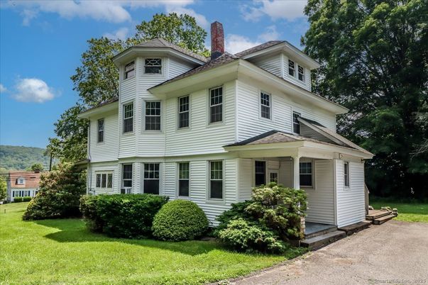 Exterior, Facade, American Foursquare