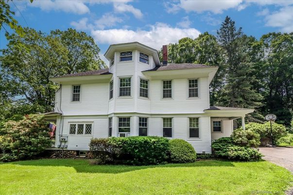 Exterior, Facade, American Foursquare