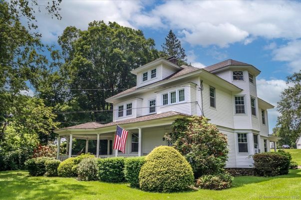 Exterior, Facade, American Foursquare