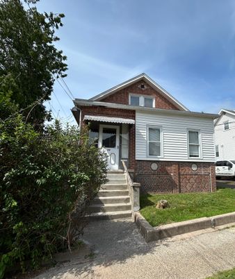 Exterior, Facade, Brick Facade, American Foursquare