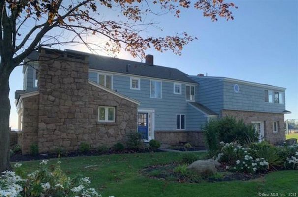 Exterior, Facade, Raised Ranch
