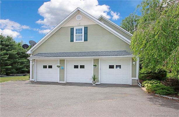 Attached, Exterior, Facade, American Craftsman