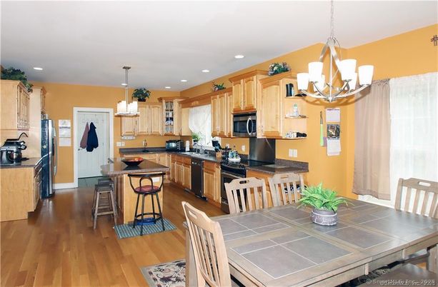 Chandelier, Dining room, Interior, Kitchen, Pendant Lights, Recessed Lighting, Wood Texture Flooring