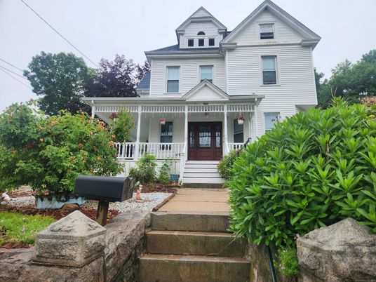 Exterior, Facade, Queen Anne Victorian