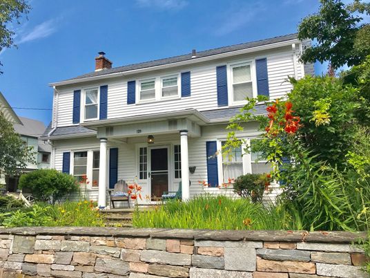 Exterior, Facade, American Foursquare