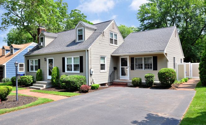 Exterior, Facade, Cape Cod