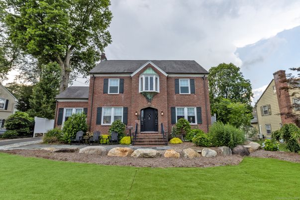 Exterior, Facade, Brick Facade, Georgian