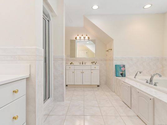 Bathroom, Dual Sink Vanities, Interior, Recessed Lighting