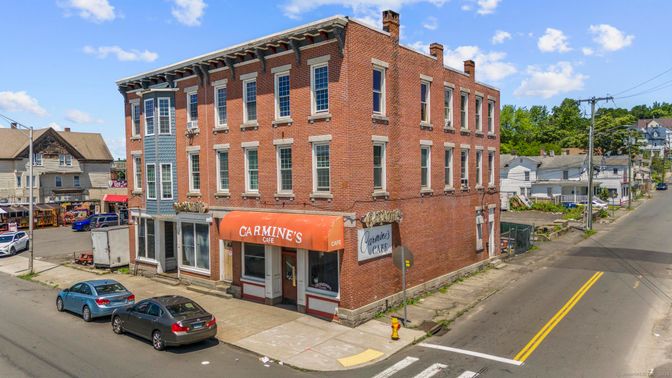 Exterior, Facade, Brick Facade, Chicago School