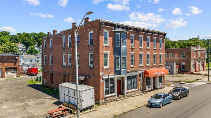 Exterior, Facade, Brick Facade, Rowhouse