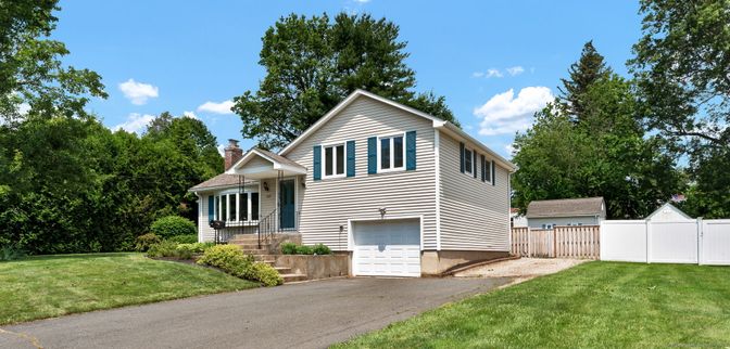 Attached, Exterior, Facade, Split Level