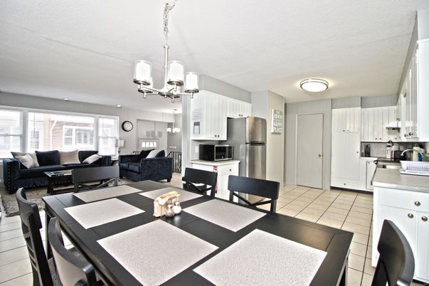 Chandelier, Dining room, Interior, Kitchen, Living room, Stainless Steel Appliances