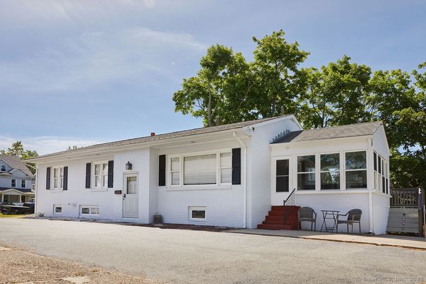 Exterior, Facade, Farmhouse