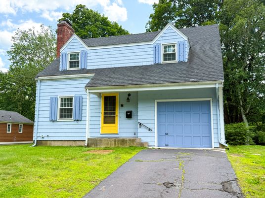 Attached, Exterior, Facade, Cape Cod