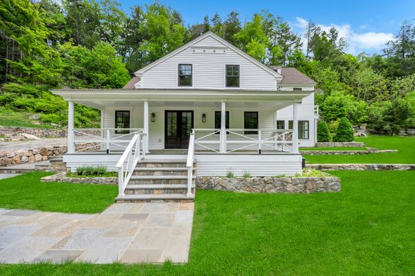 Exterior, Facade, Farmhouse