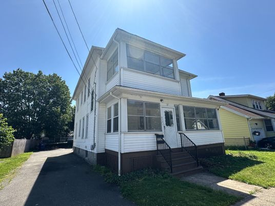 Exterior, Facade, American Foursquare