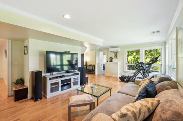 Fitness Equipment, Interior, Living room, Recessed Lighting, Wood Texture Flooring